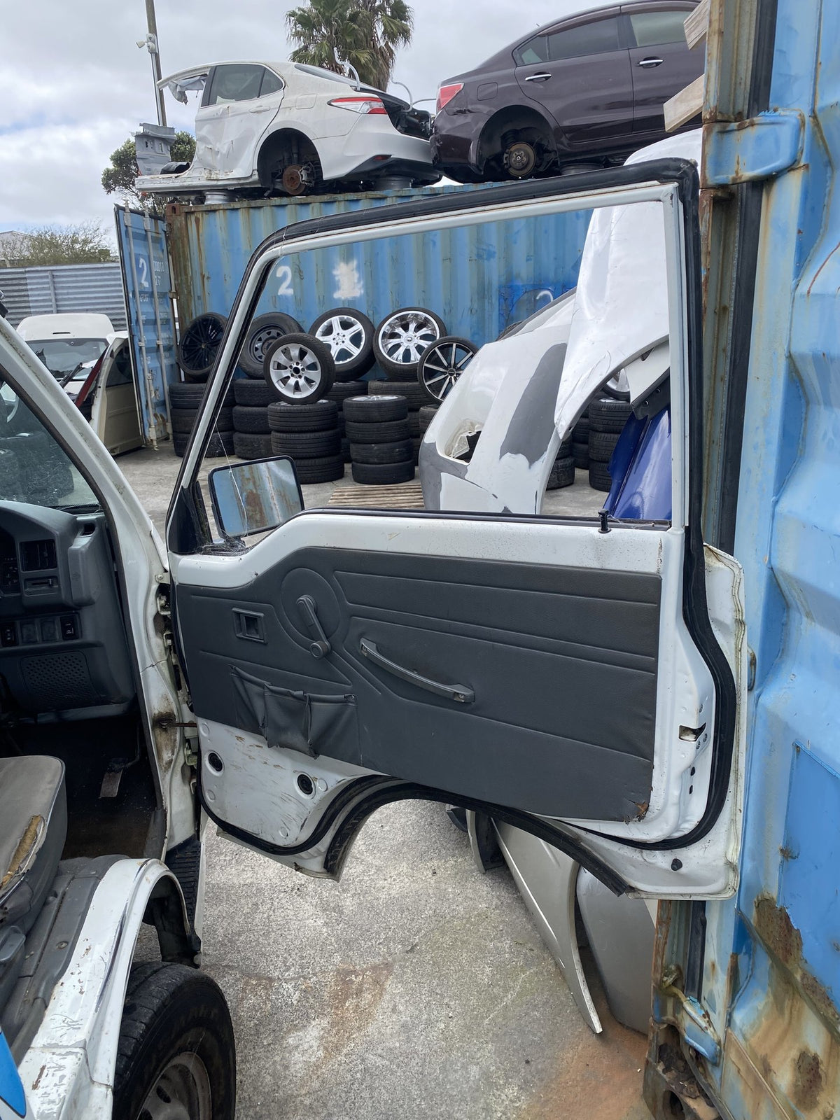 2014 Mitsubishi L300 Dismantling For Parts