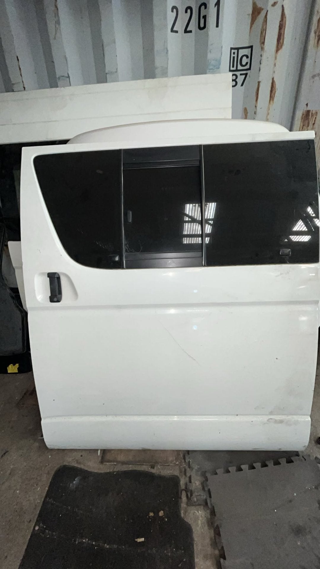 2015 Toyota Hiace - Left Rear Door