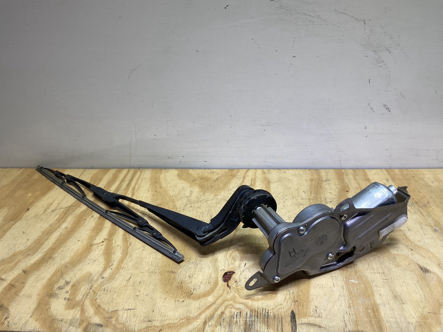 2007 Toyota Hiace - Wiper Motor PN: wiper arm