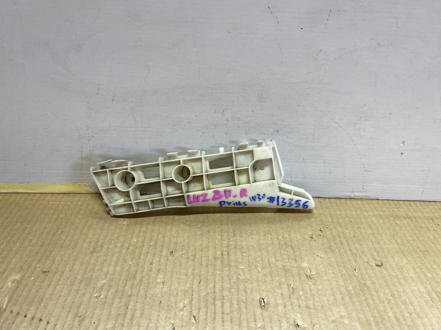 2013 Used Toyota Prius ZVW30 - Right Front Bumper Retainer PN: 52115-47040