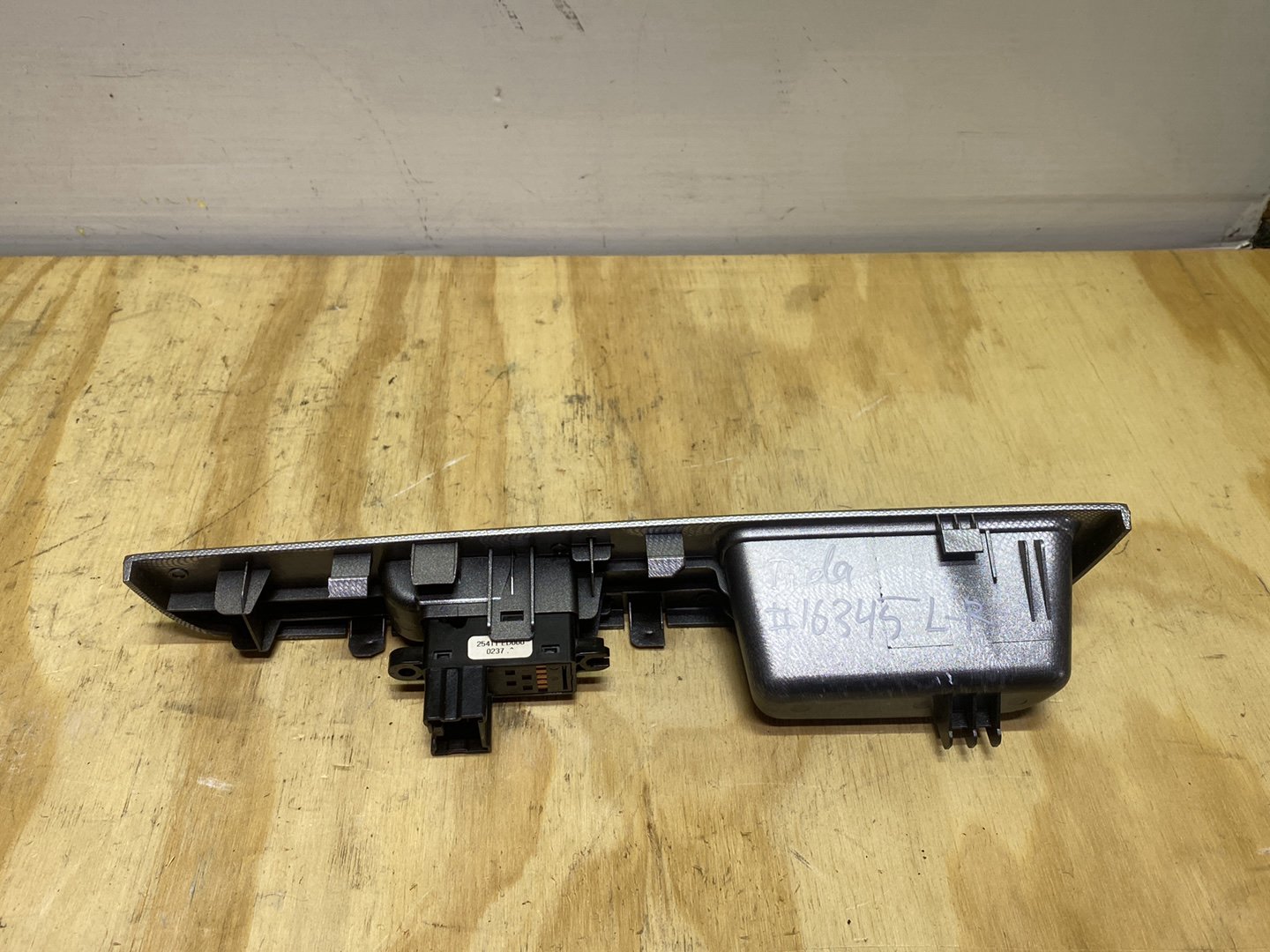 2007 Nissan Tiida C11 - Left Front Window Switch