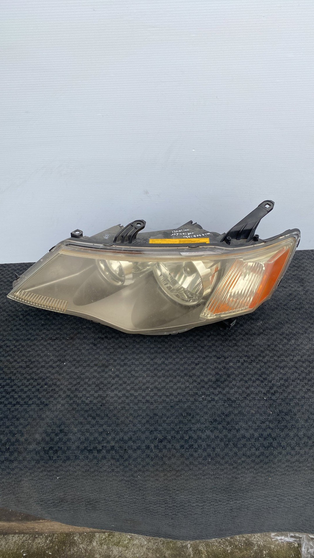 2008 Mitsubishi Outlander - Left Headlight