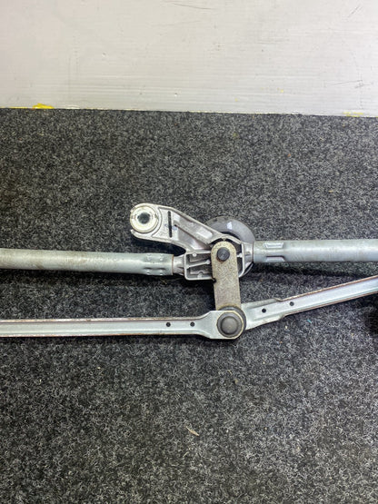 2010 Nissan Juke YF15 - Front Wiper Rack Assembly