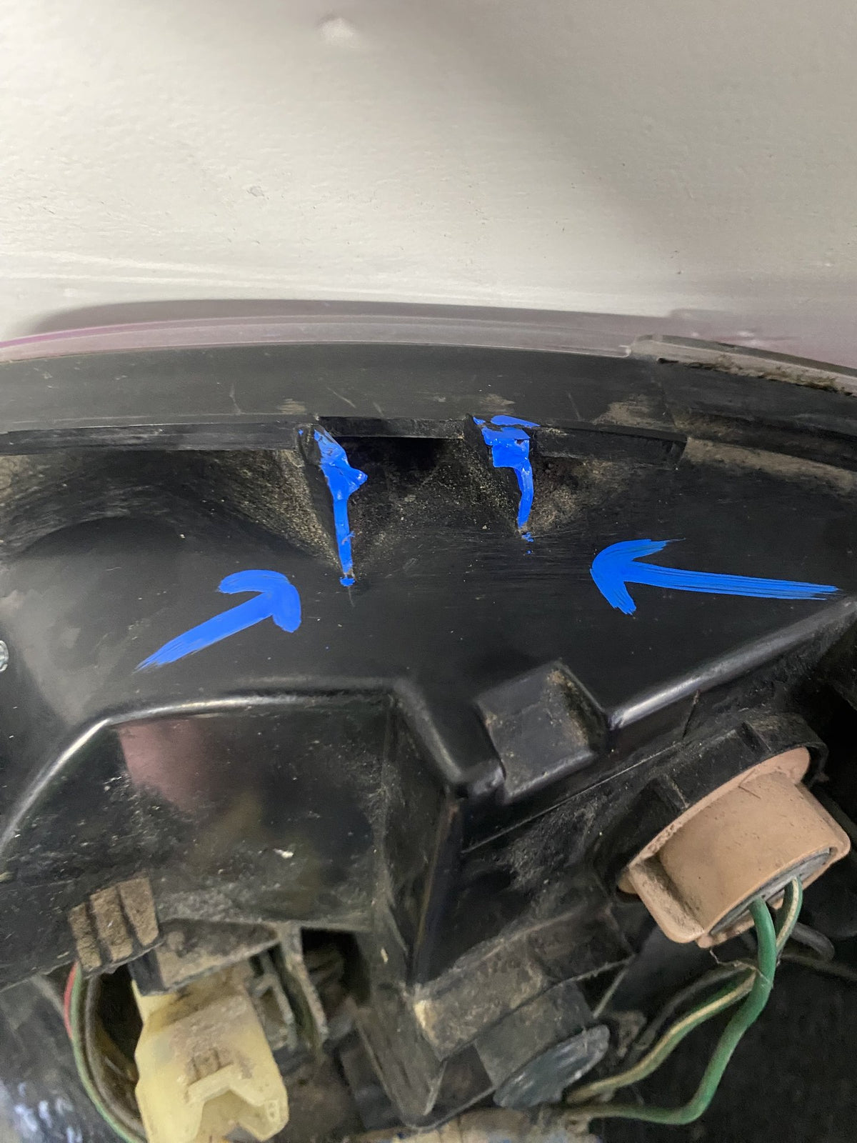 2008 Subaru Impreza - Left Taillight PN: 220-20918 F/Lift H/B type small locating lug damaged see pics