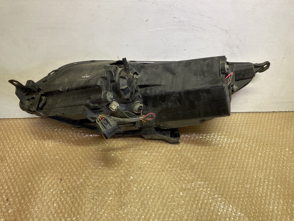 2006 Mitsubishi Colt - Right Headlight PN: 8301A666