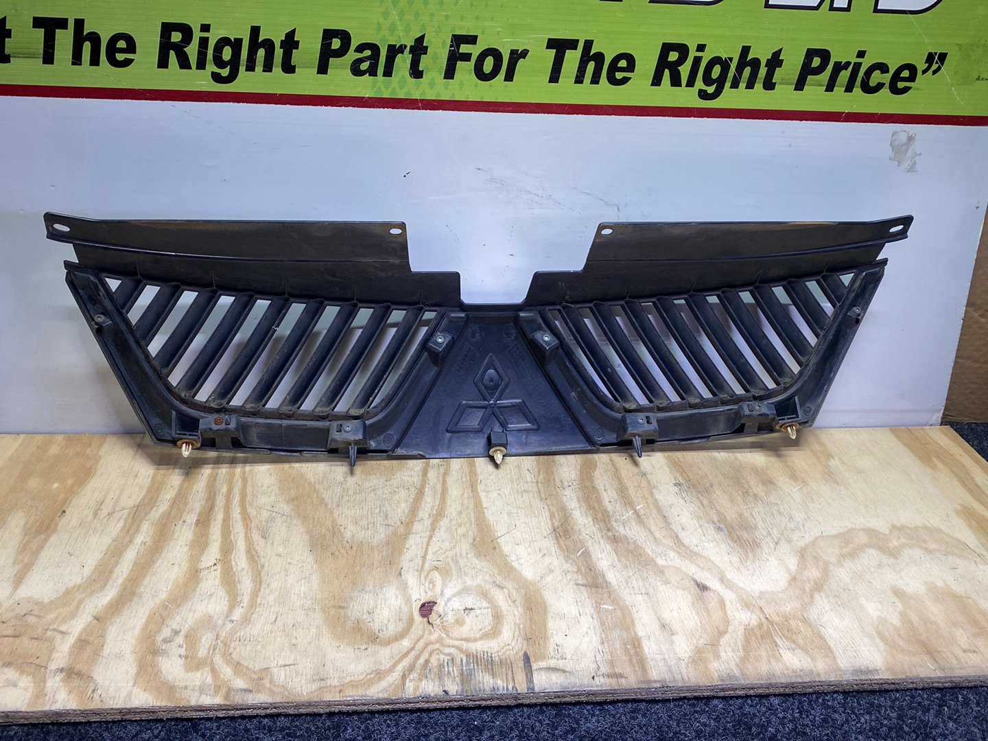 2009 Mitsubishi Outlander - Upper Grille