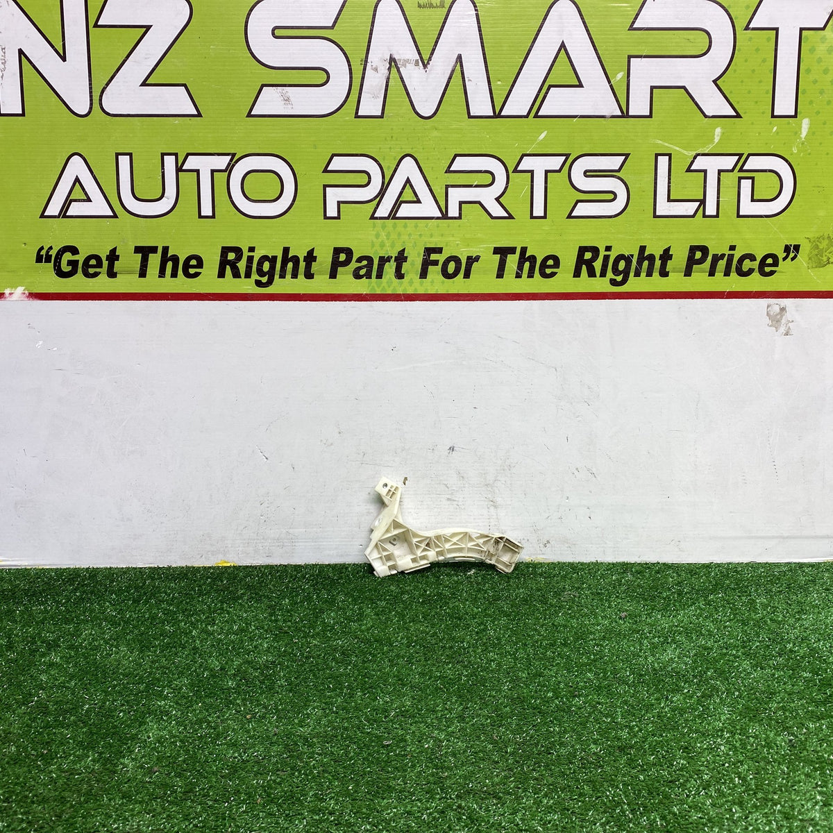 2007 Mazda Axela BK5P - Right Front Bumper Retainer PN: BN8V500T1C