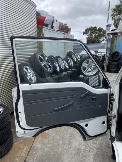 2014 Mitsubishi L300 Dismantling For Parts