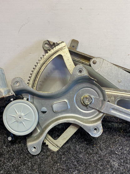 2013 Toyota Hiace - Right Front Window Regulator/Motor