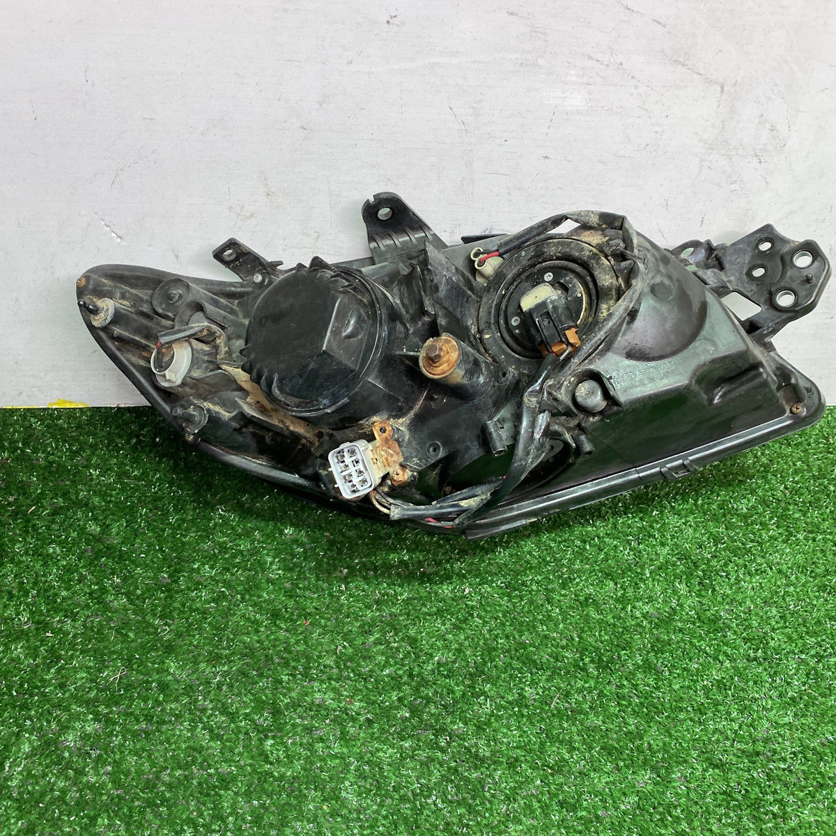 2005 Subaru Legacy BPE - Left Headlight PN: 84990AG430