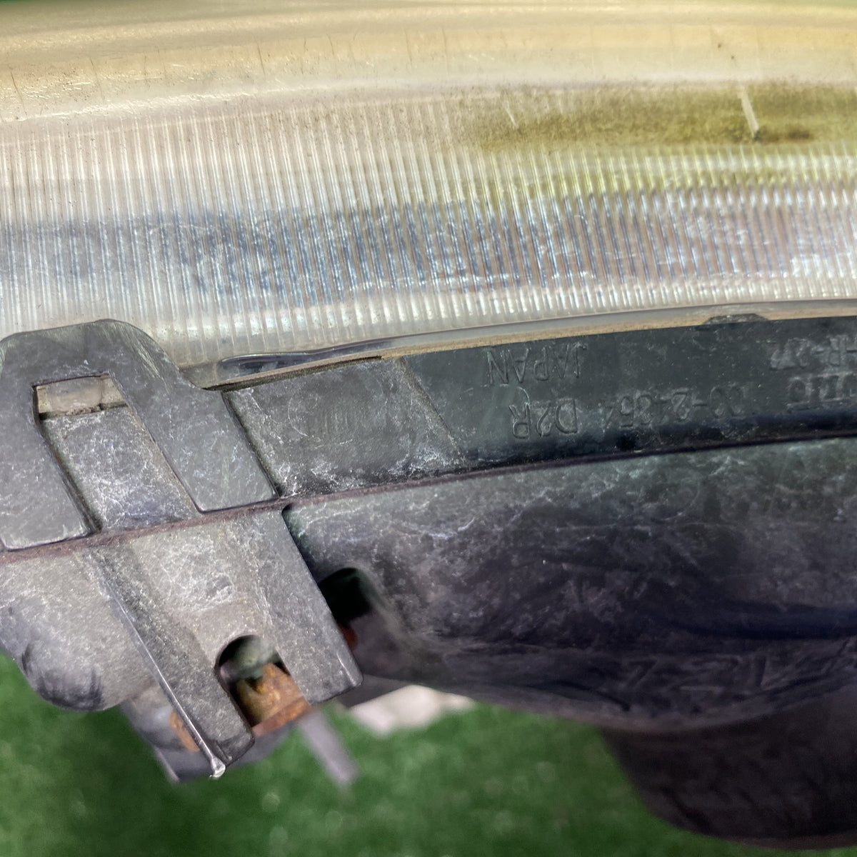 2005 Nissan Elgrand - Right Headlight PN: KOITO 100-24854/ 26010WL628