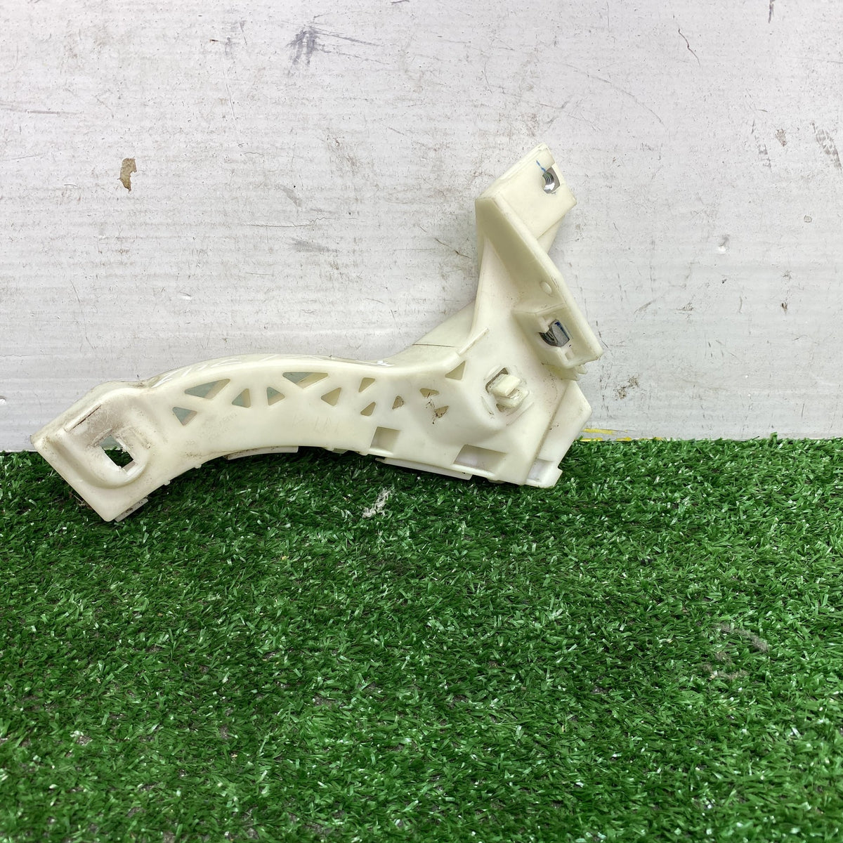 2007 Mazda Axela BK5P - Right Front Bumper Retainer PN: BN8V500T1C