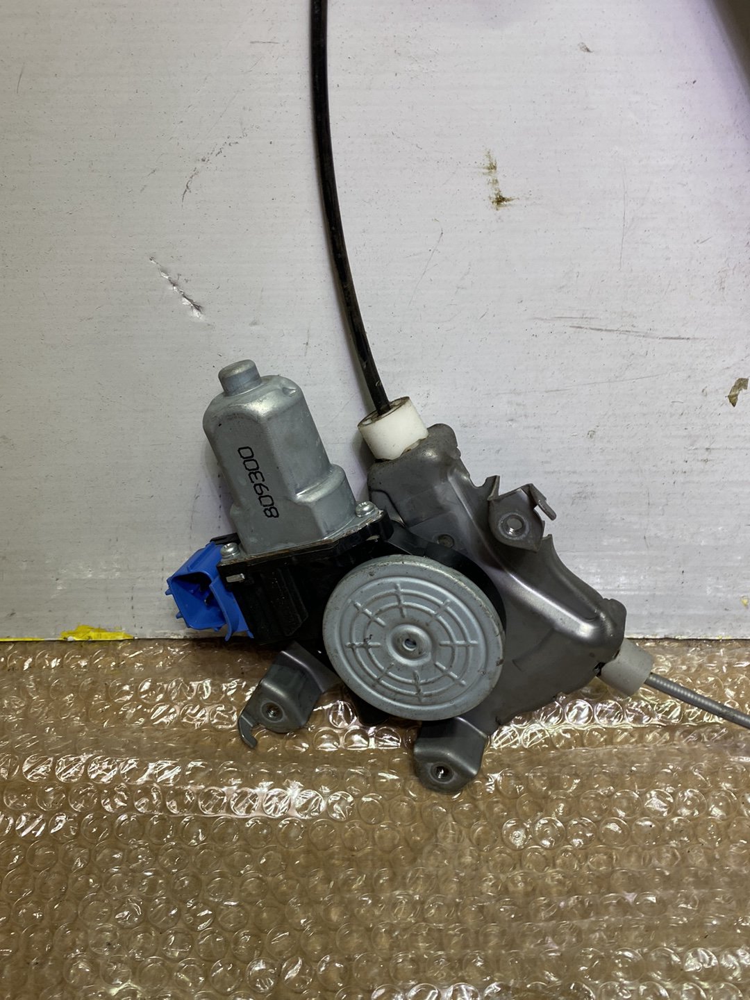 2009 Mazda Familia VY12 - Right Front Window Regulator/Motor PN: 1N0758560