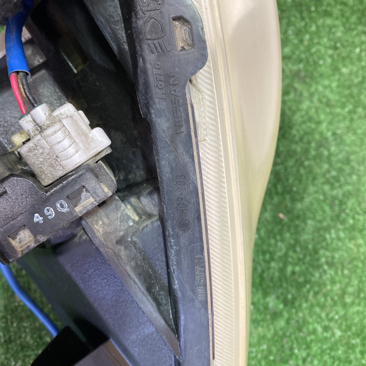 2004 Nissan Murano - Left Headlight PN: KOITO 100-63779