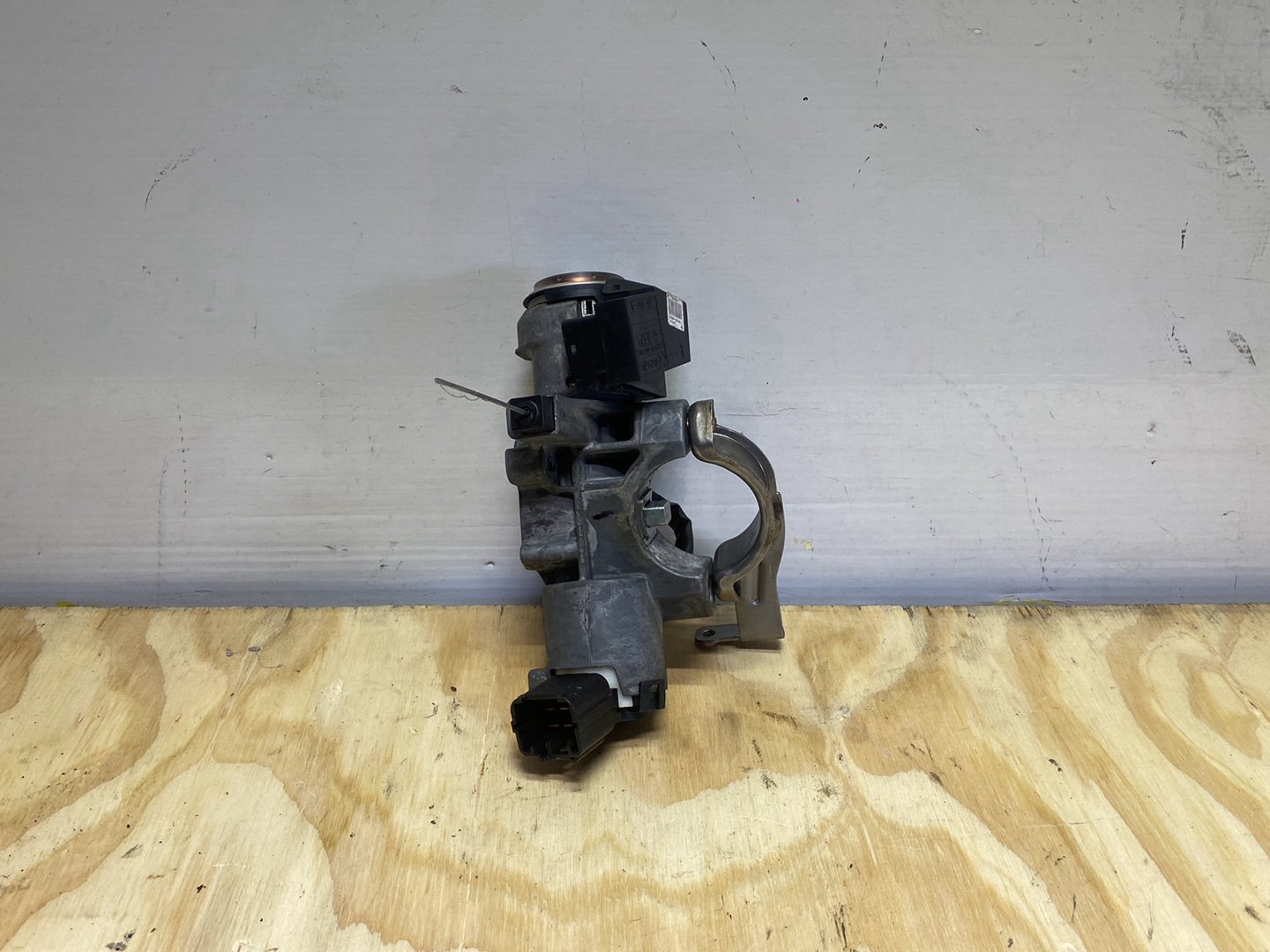 2005 Toyota Avensis AZT250 - Ignition Switch PN: 45020-05-04