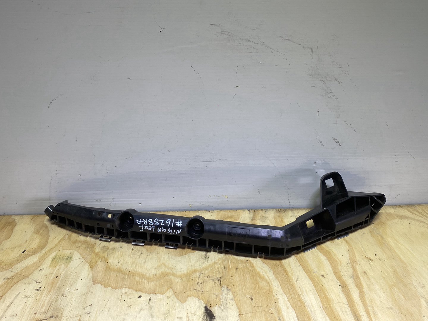 2014 Nissan Leaf ZE0 AZE0 - Right Rear Bumper Retainer