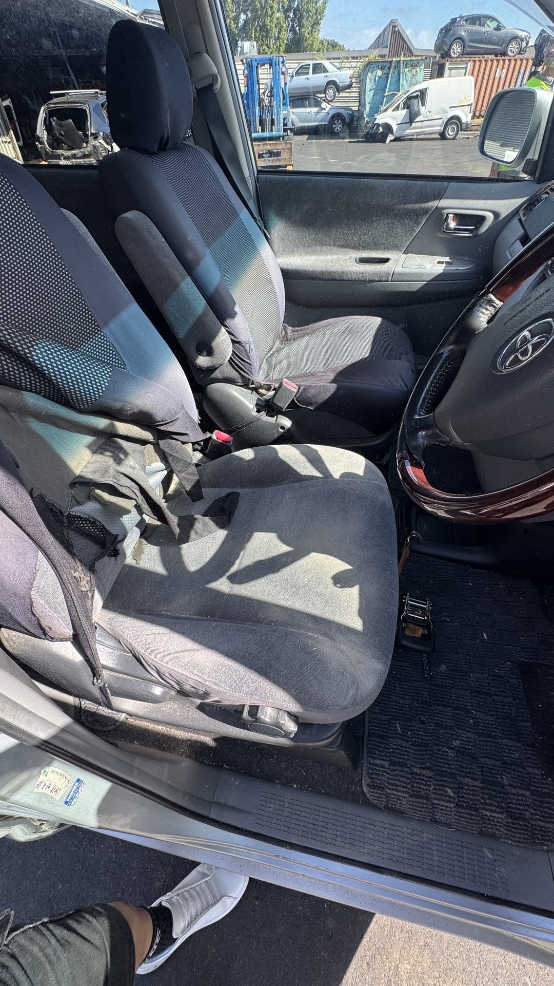 2005 Toyota Noah AZR60 Dismantling For Parts