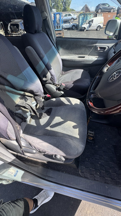 2005 Toyota Noah AZR60 Dismantling For Parts