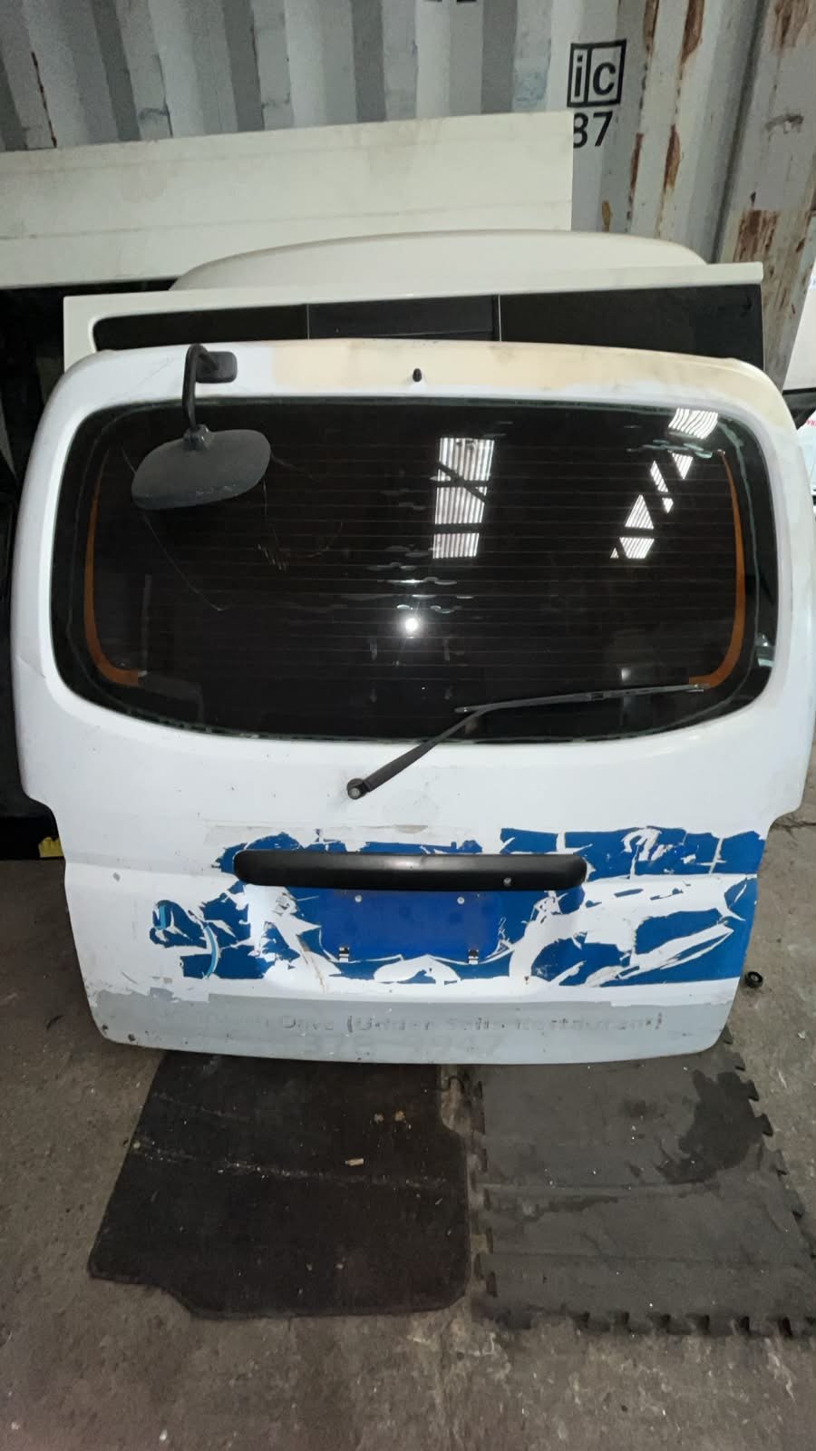 2005 Toyota Hiace - Tailgate