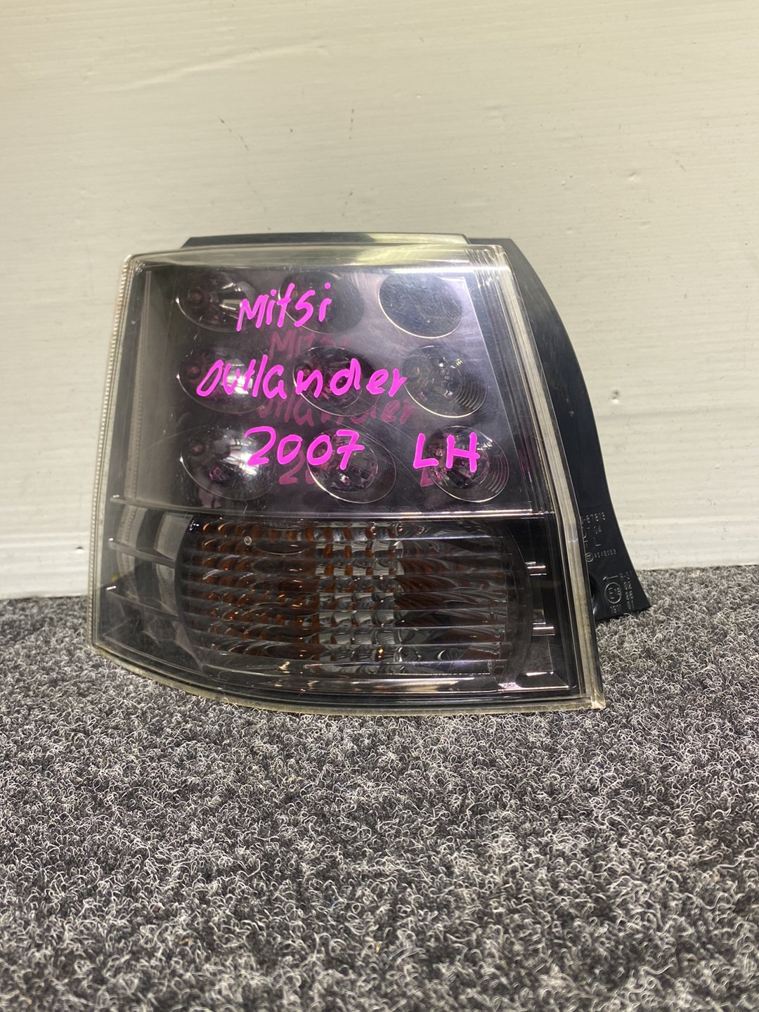 2007 Mitsubishi Outlander - Left Taillight PN: 220-87813