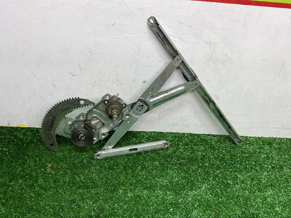 1990 Used Toyota Hiace RZH102-8000415 - Right Front Door Regulator PN: