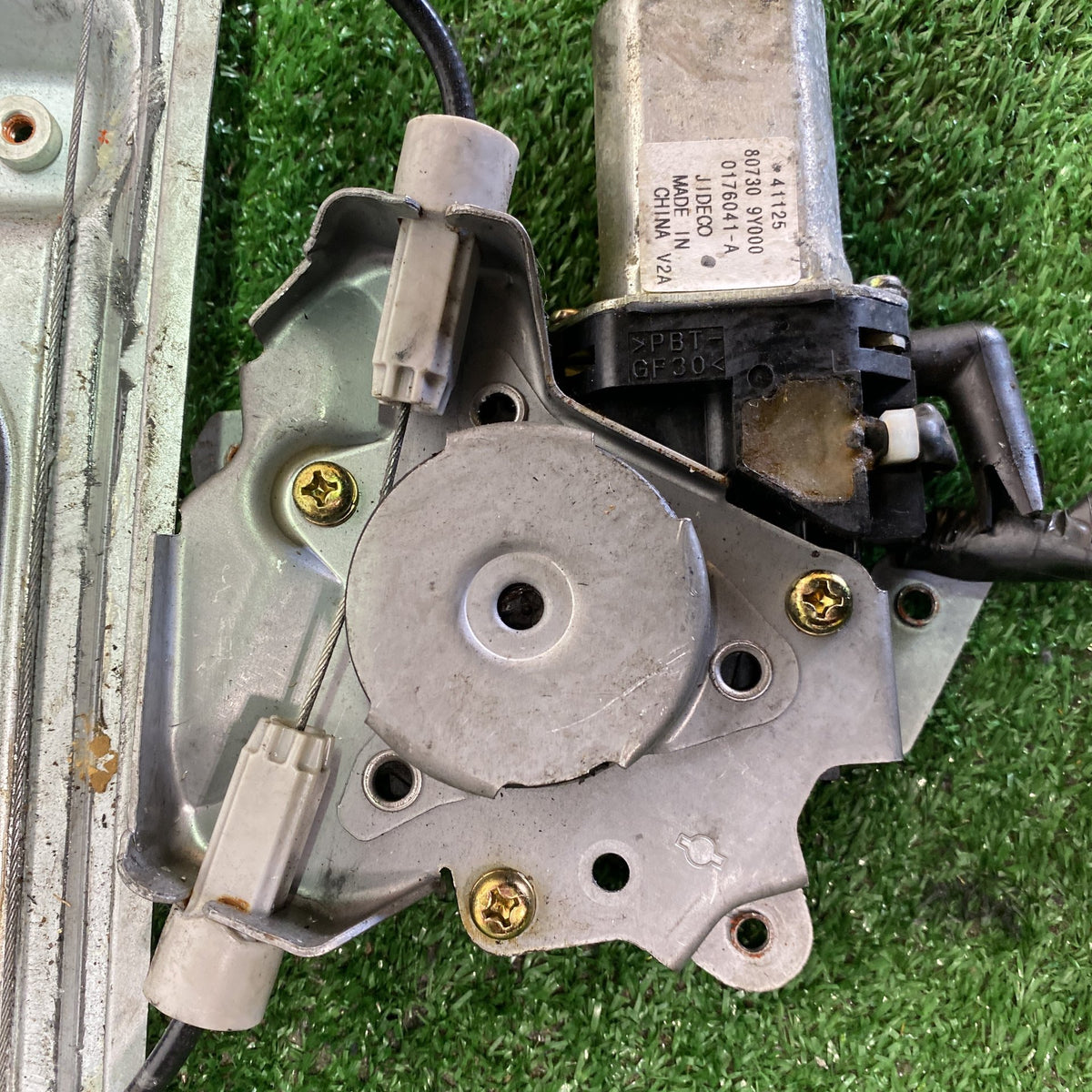 2005 Nissan Teana - Right Front Window Regulator/Motor PN: 80730-9Y000