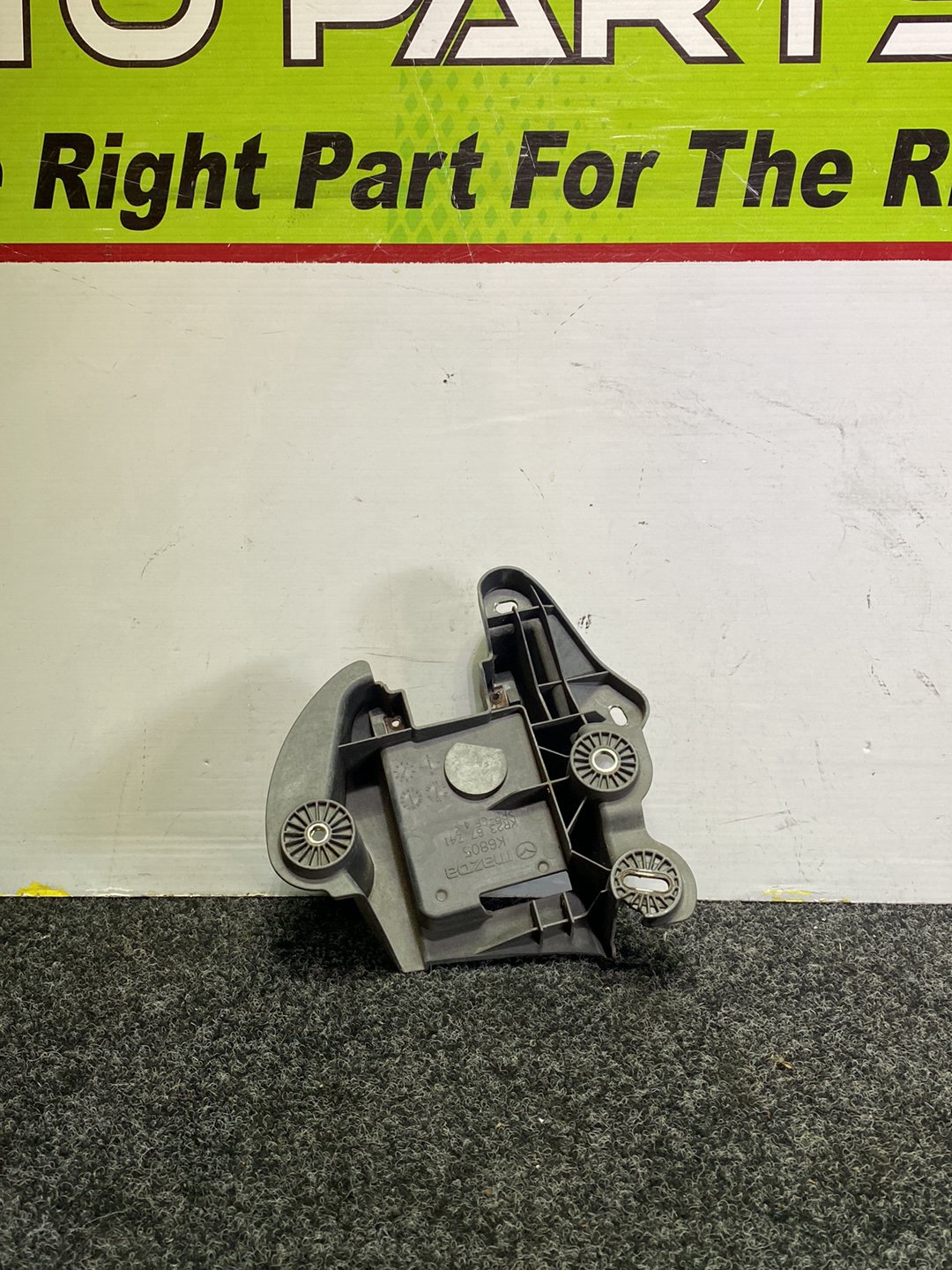 2015 Mazda CX-5 KE2AW - Left Blind Spot Radar Bracket PN: KR23 67 Z41