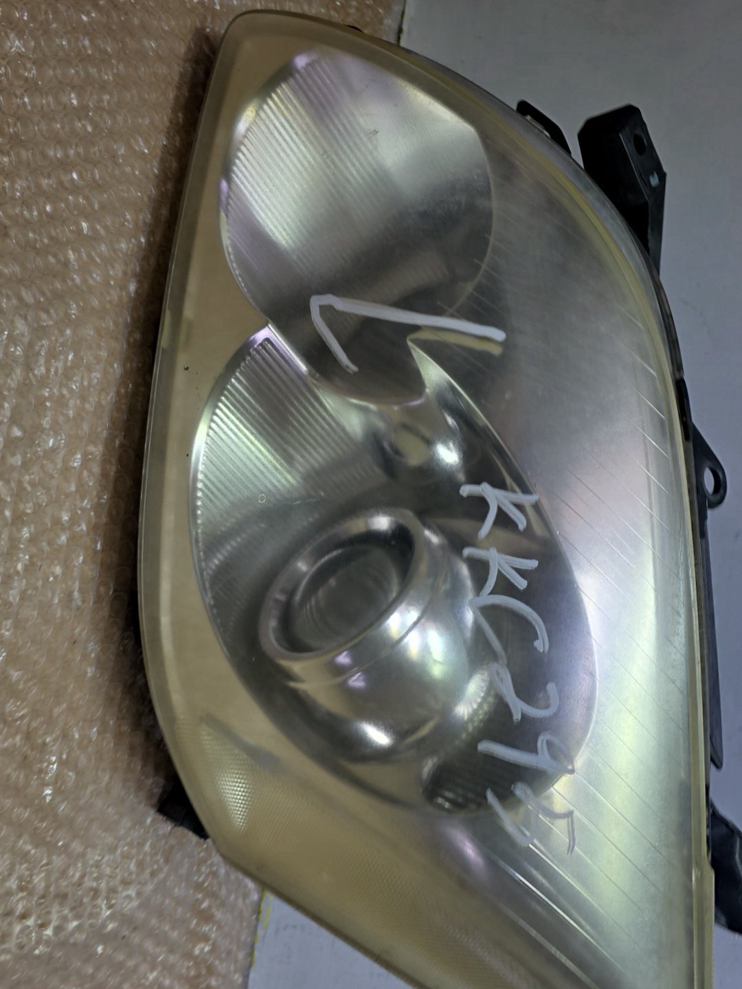 2005 Used Toyota Avensis - Left Headlight PN: