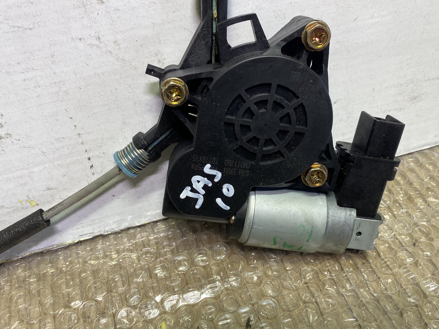 2004 Mazda Demio- Right Front Door Regulator PN: GJ6A5958XF