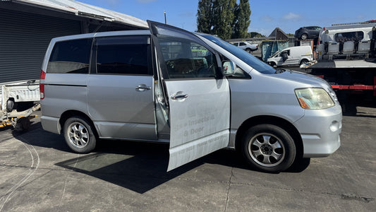 2005 Toyota Noah AZR60 Dismantling For Parts