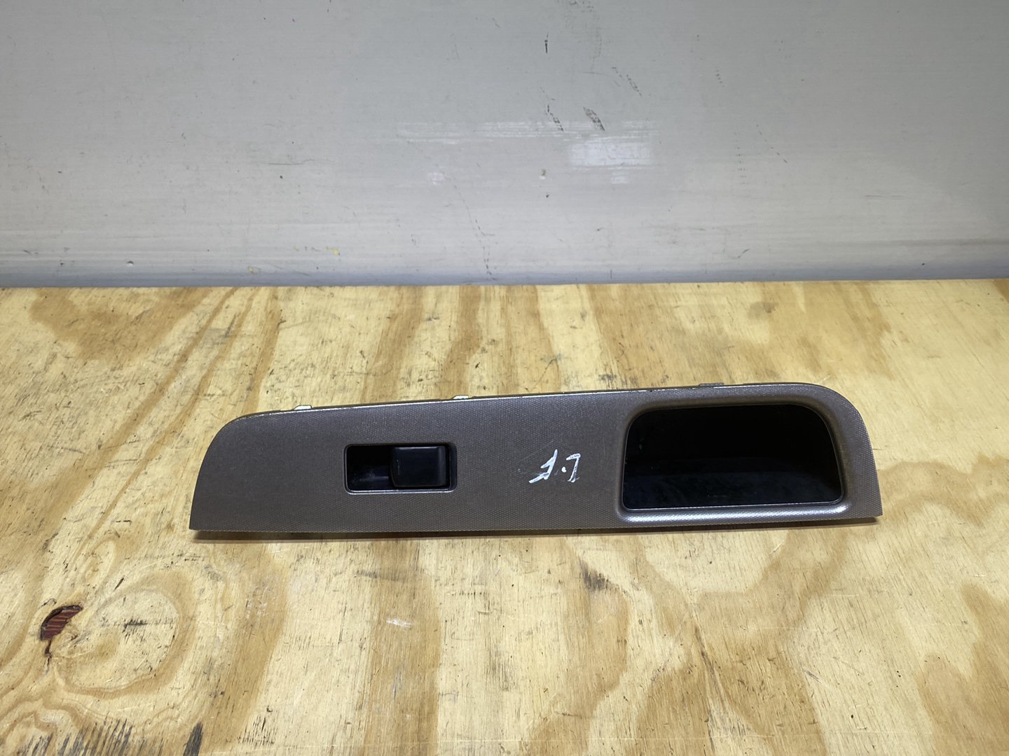 2007 Nissan Tiida C11 - Left Front Window Switch