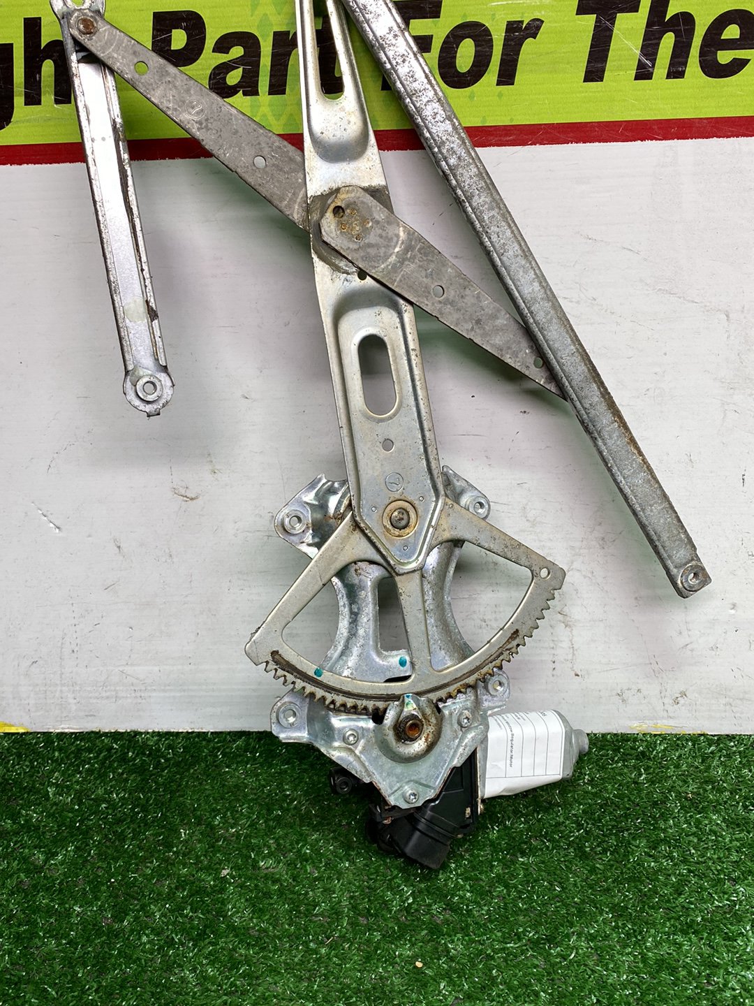 2005  Used Toyota Ist NCP60 - Right Front Window Regulator/Motor PN: See photos