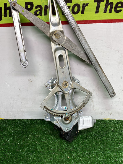 2005  Used Toyota Ist NCP60 - Right Front Window Regulator/Motor PN: See photos