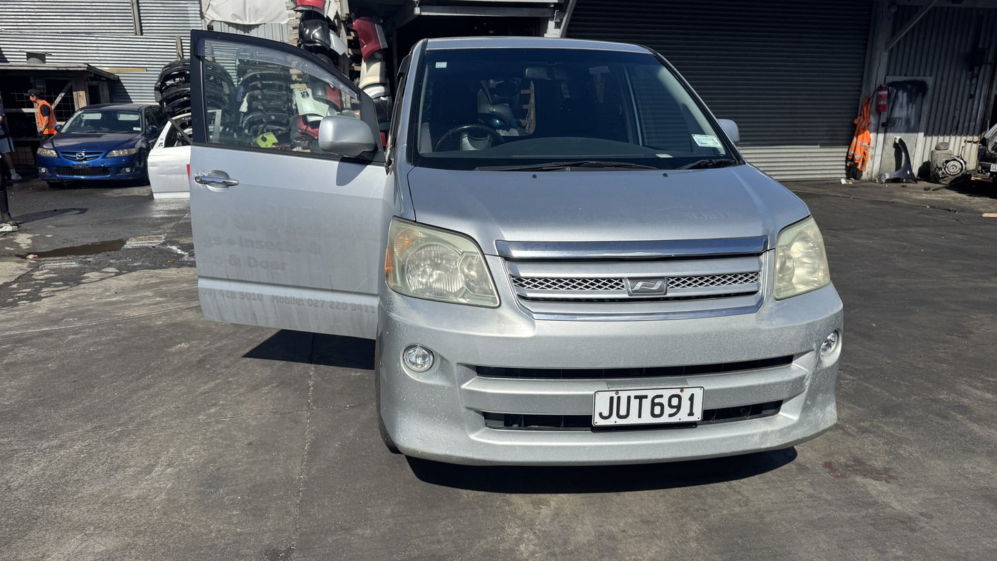 2005 Toyota Noah AZR60 Dismantling For Parts