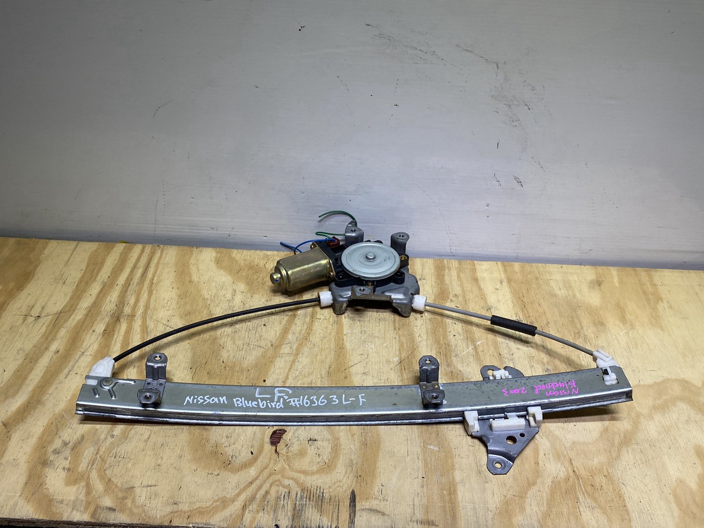 2003 Nissan Bluebird - Left Front Window Regulator/Motor