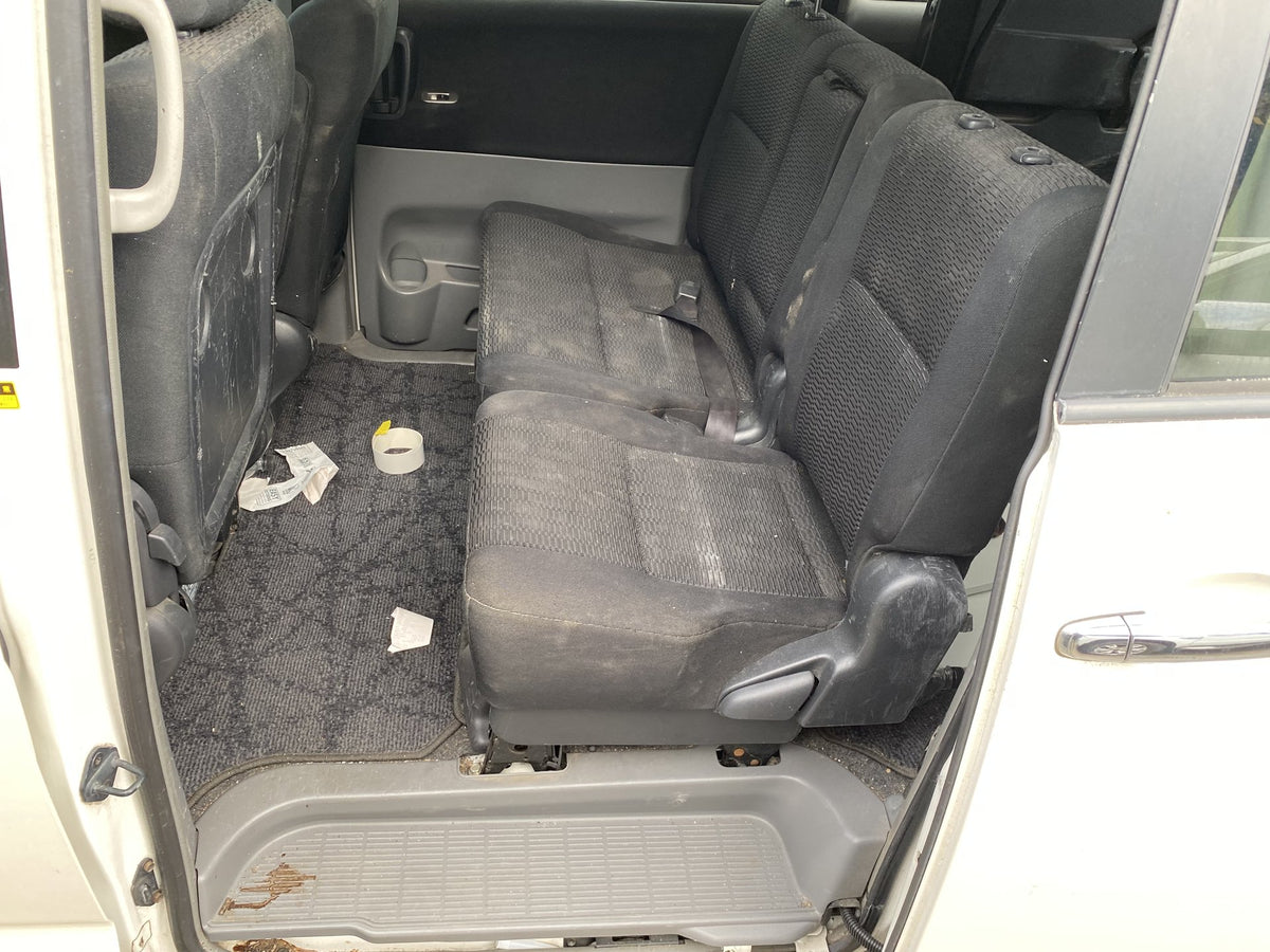 2007 Toyota Voxy AZR60- Dismantling For Parts