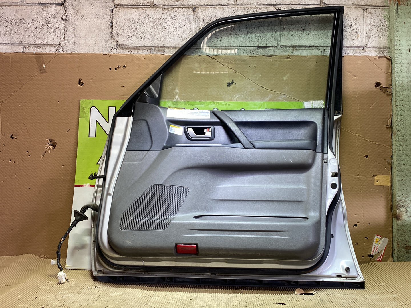 2002 Mitsubishi Pajero- Right Front Door PN: see photos-complete