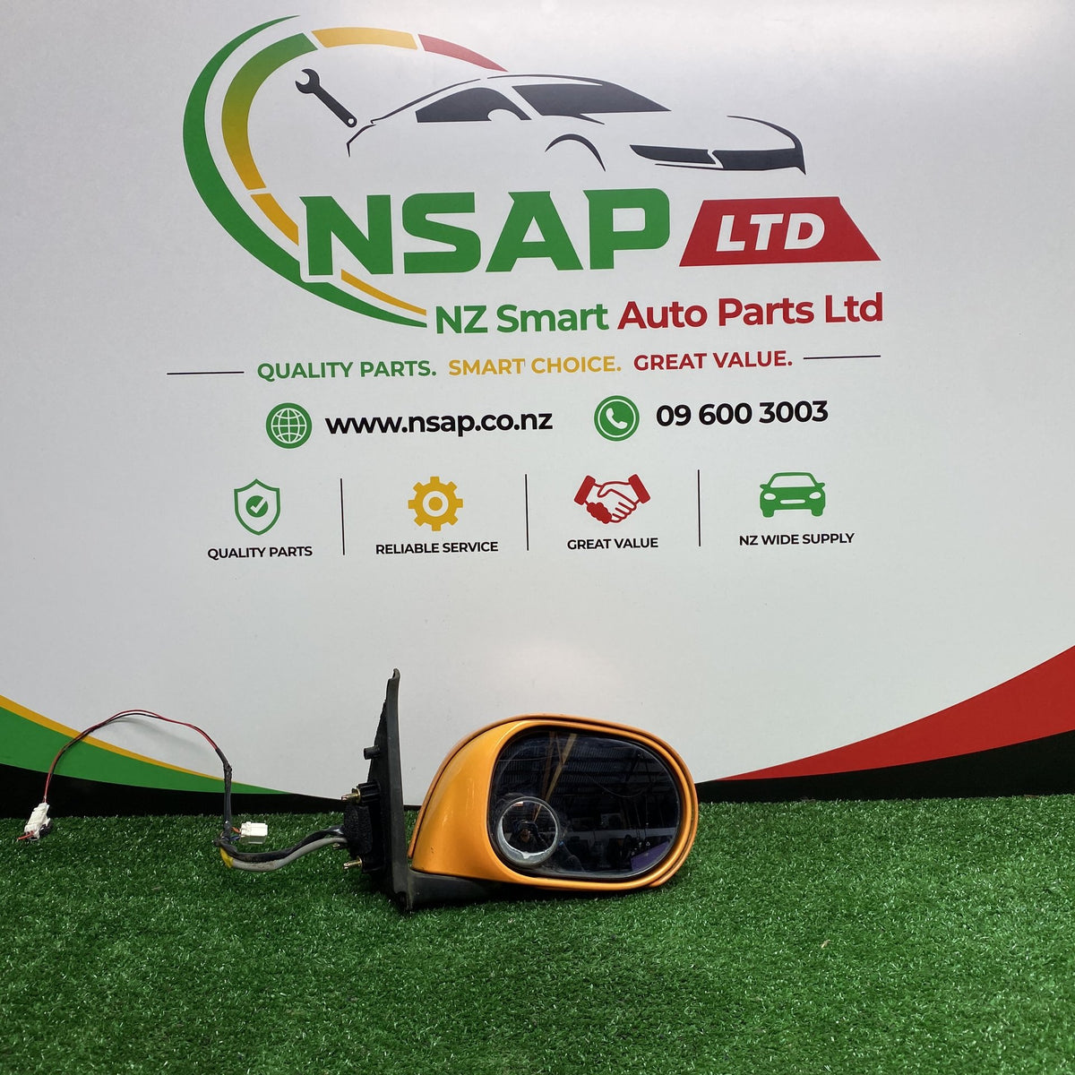 2004 Nissan March - Right Door Mirror PN: 2 Plugs 7 Wires