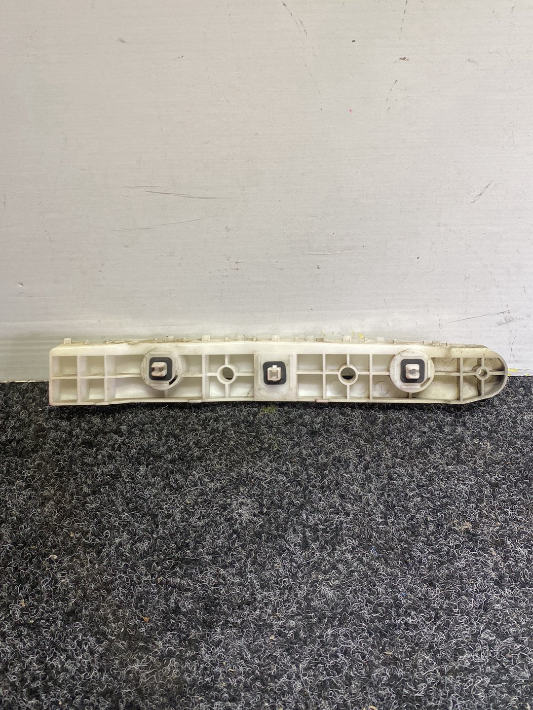 2011 Nissan Juke YF15 - Left Rear Bumper Retainer