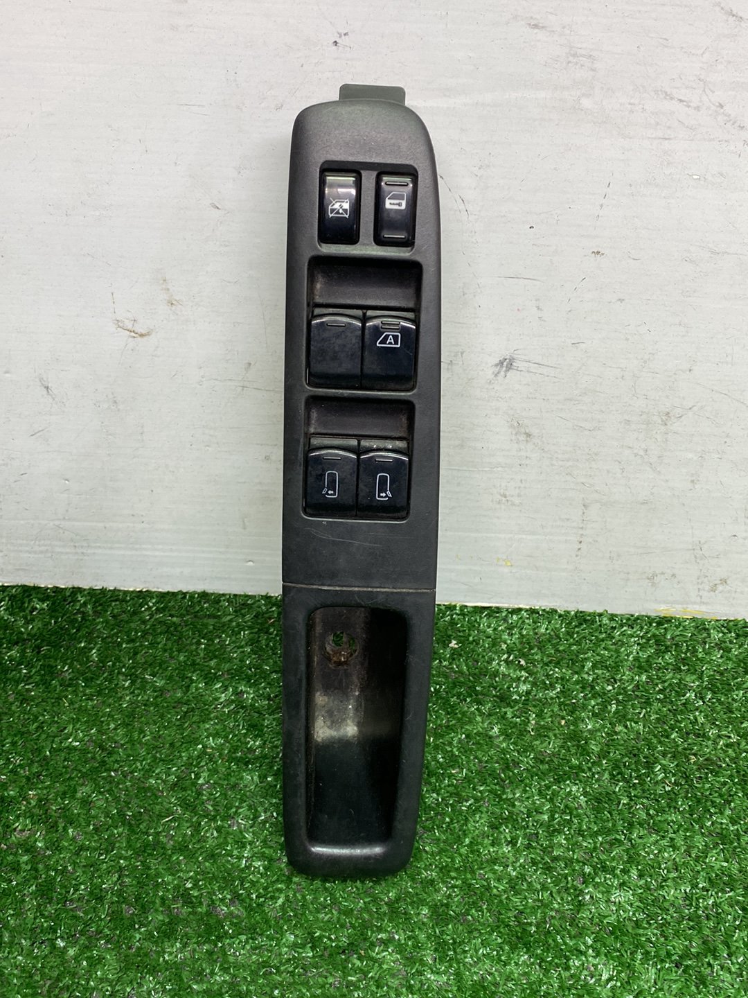 2004 Nissan Elgrand - Master Power Window Switch PN: 25401WL000