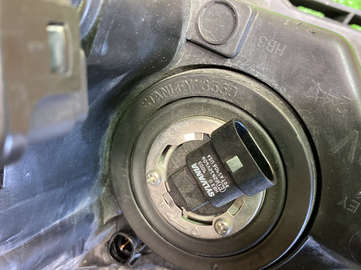 2009 Mazda Axela - Right Headlight PN: STANLEY P2951