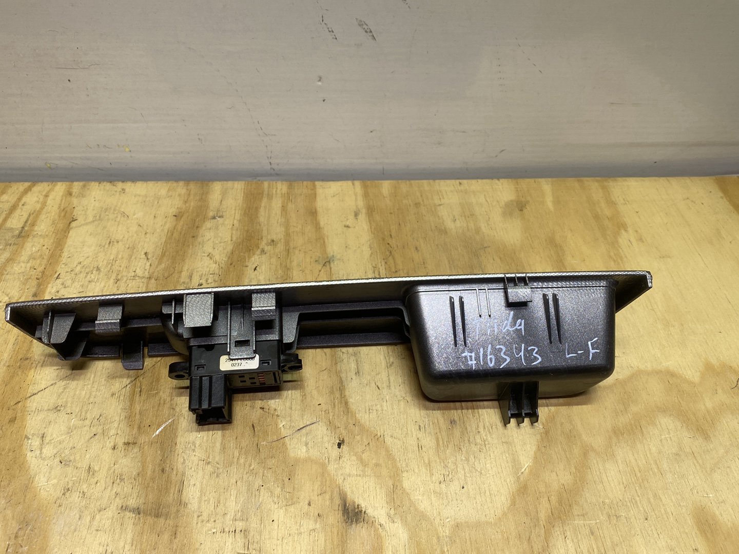 2007 Nissan Tiida C11 - Left Front Window Switch