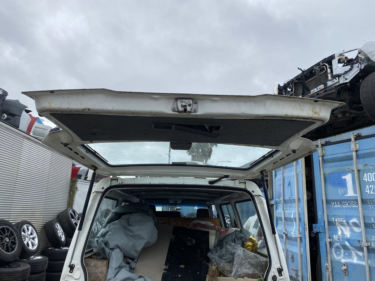 2014 Mitsubishi L300 Dismantling For Parts