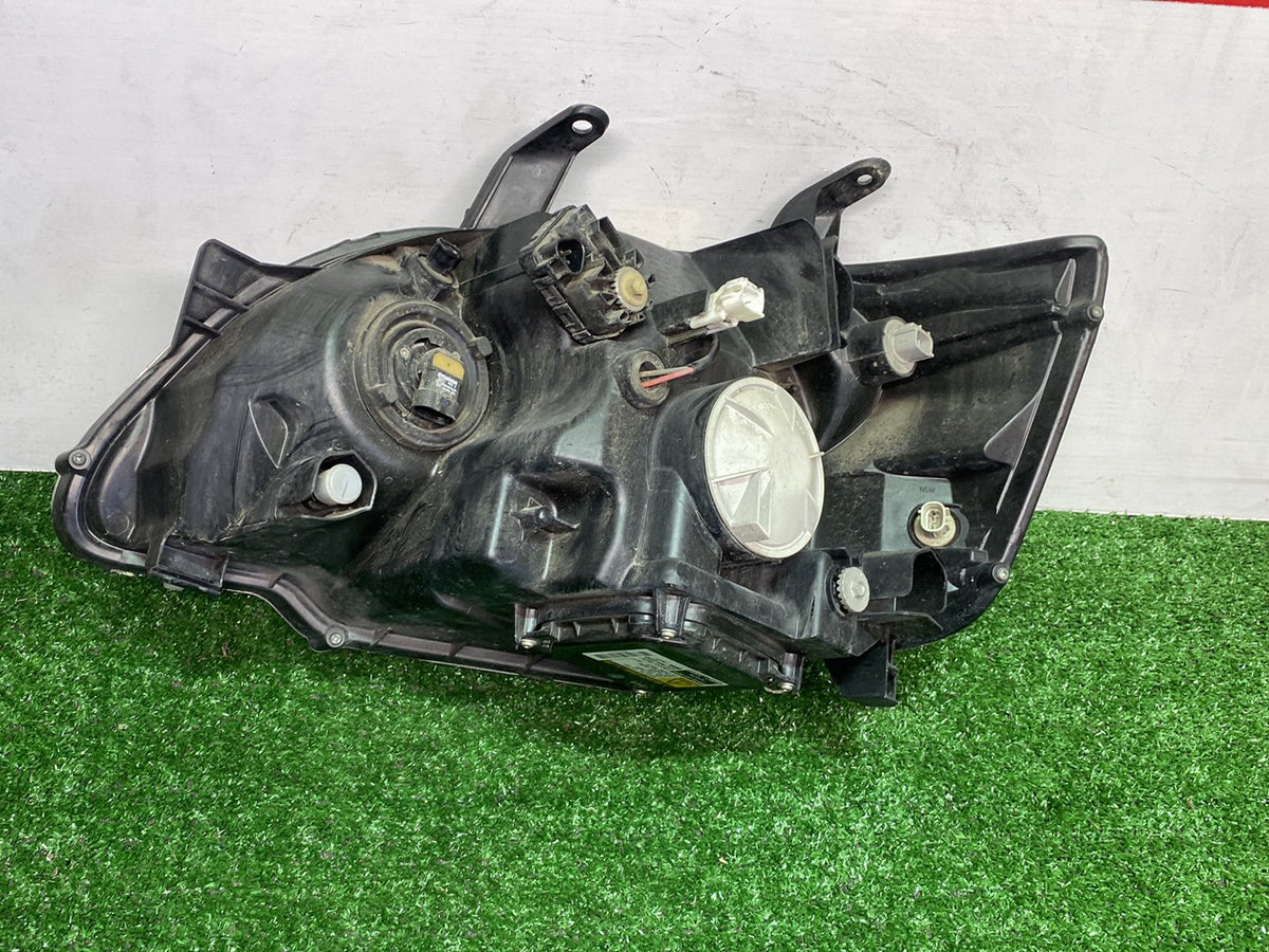 2004 - 2007 - Used Toyota Noah AZR6# Imported - Right Headlight
