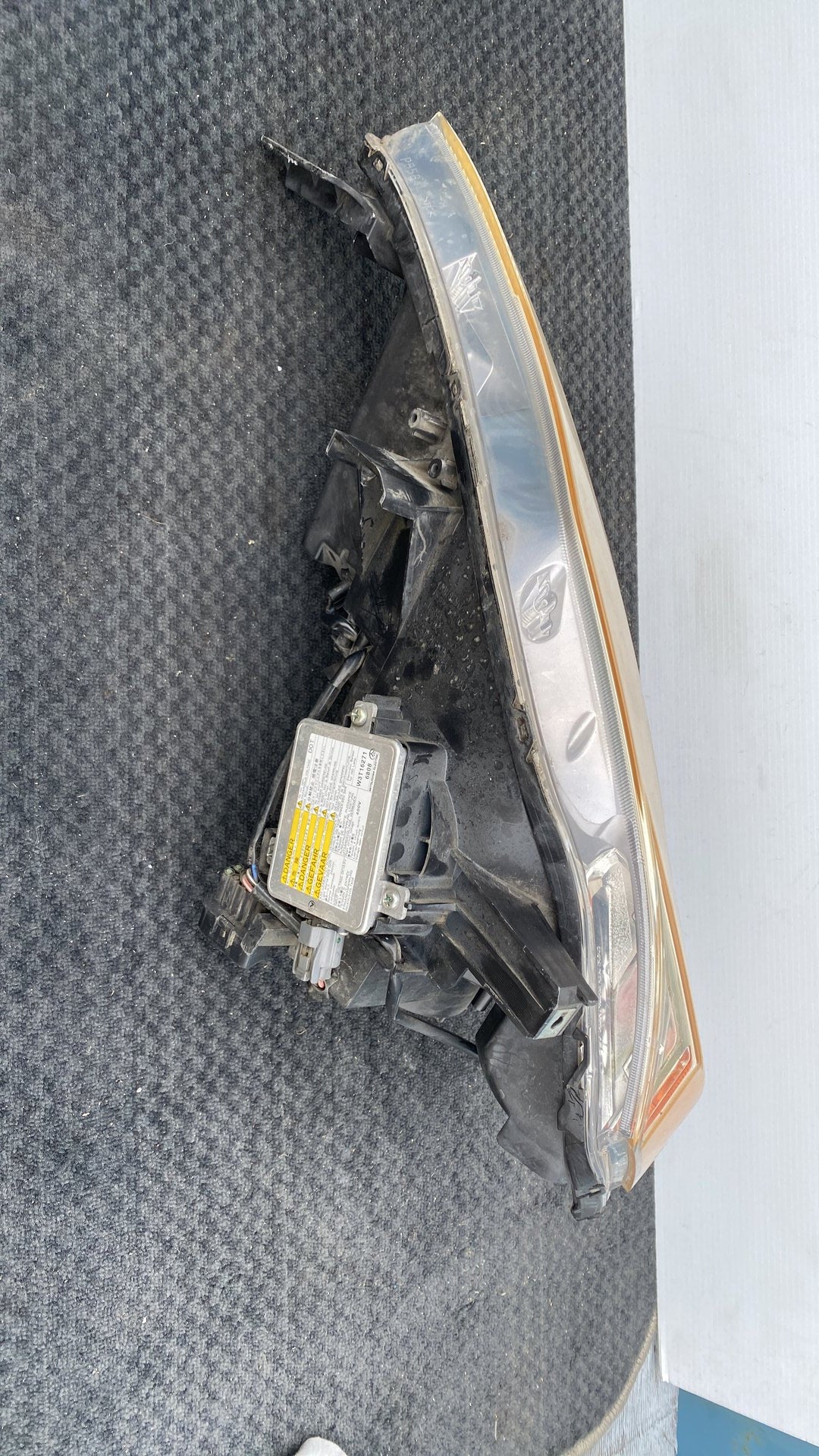 2008 Mitsubishi Outlander - Left Headlight