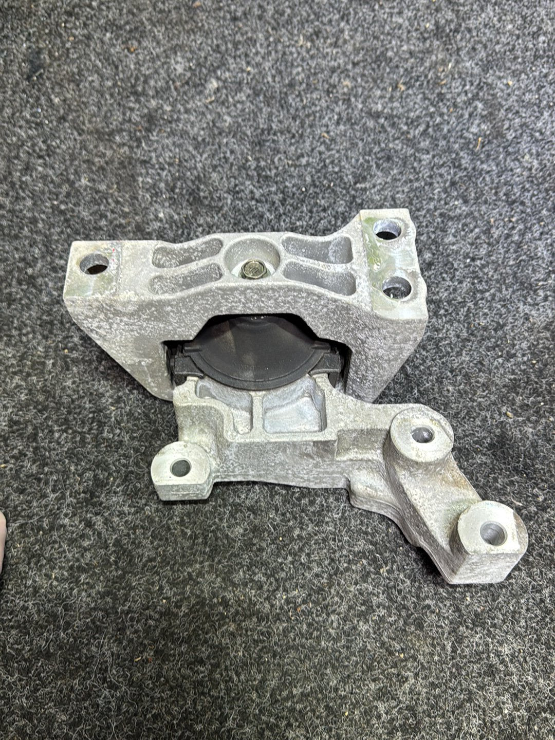 2011 Nissan Juke YF15 - Engine Mount