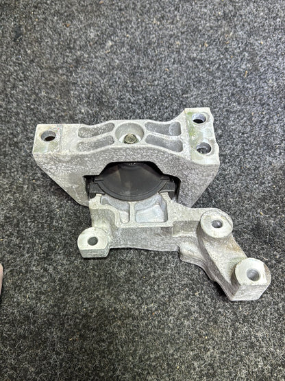 2011 Nissan Juke YF15 - Engine Mount
