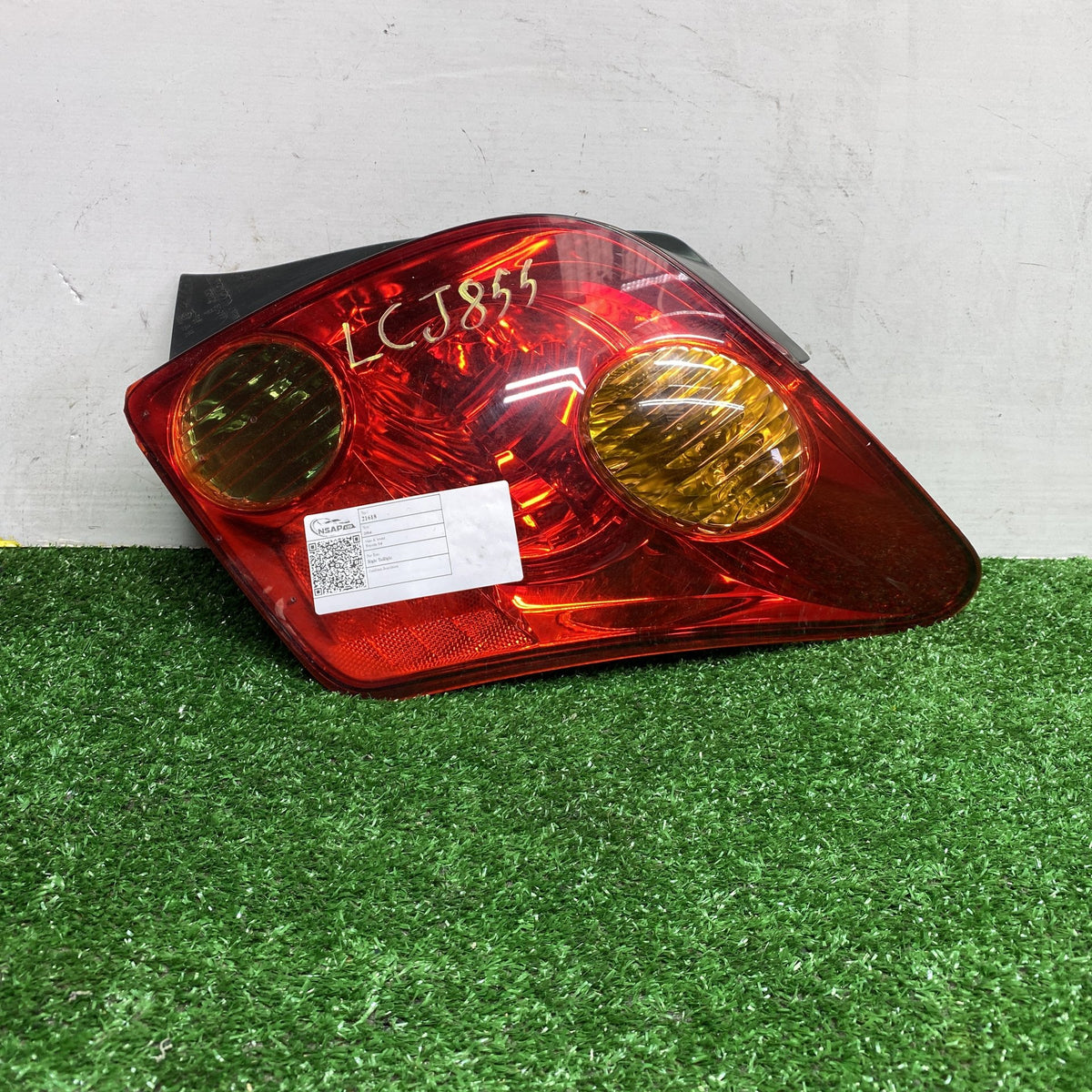 2004 Toyota Ist - Right Taillight PN: KOITO 52-058