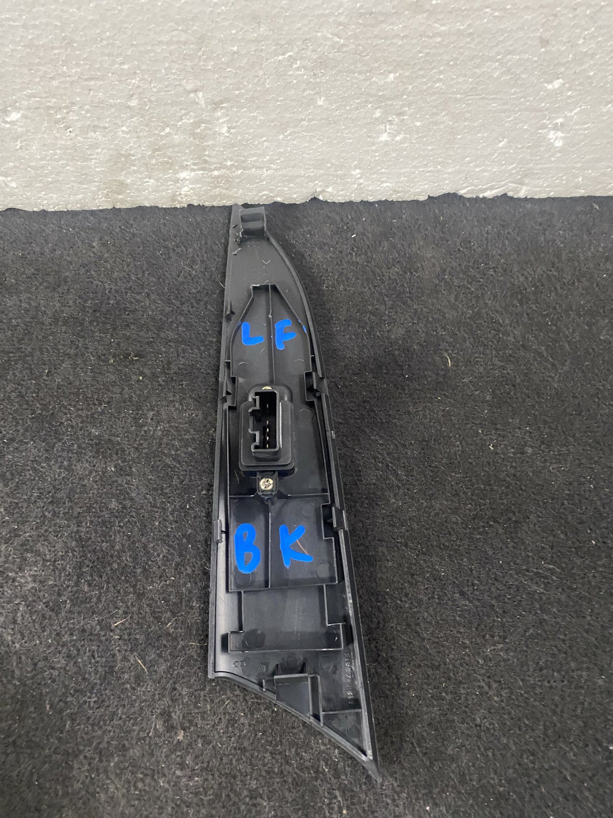 2007 Mazda Axela - Left Front Window Switch