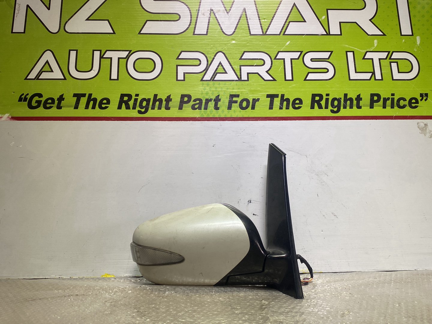 2004 Mitsubishi Grandis- Right Door Mirror PN: 9 wires